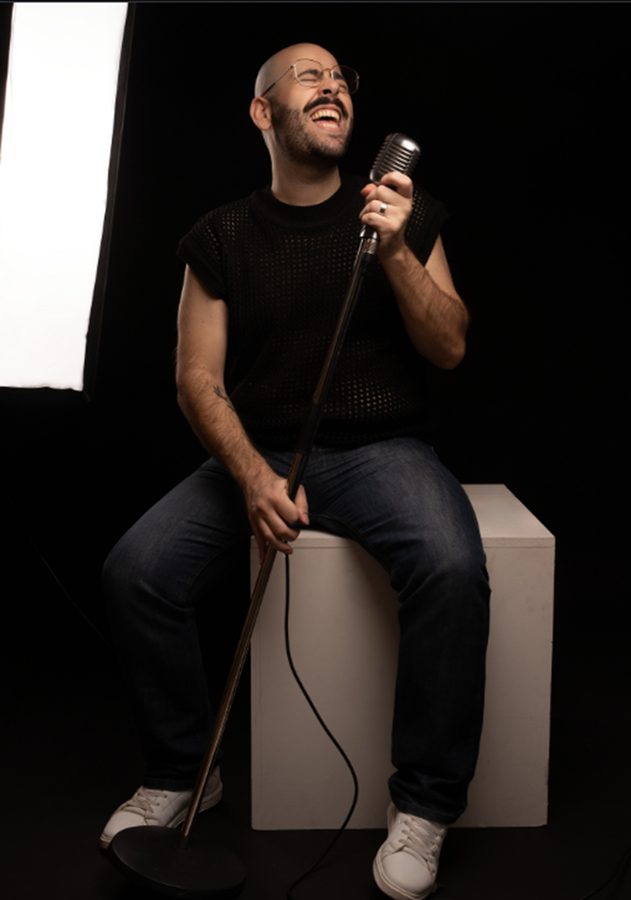 Portrait masculin en studio avec microphone